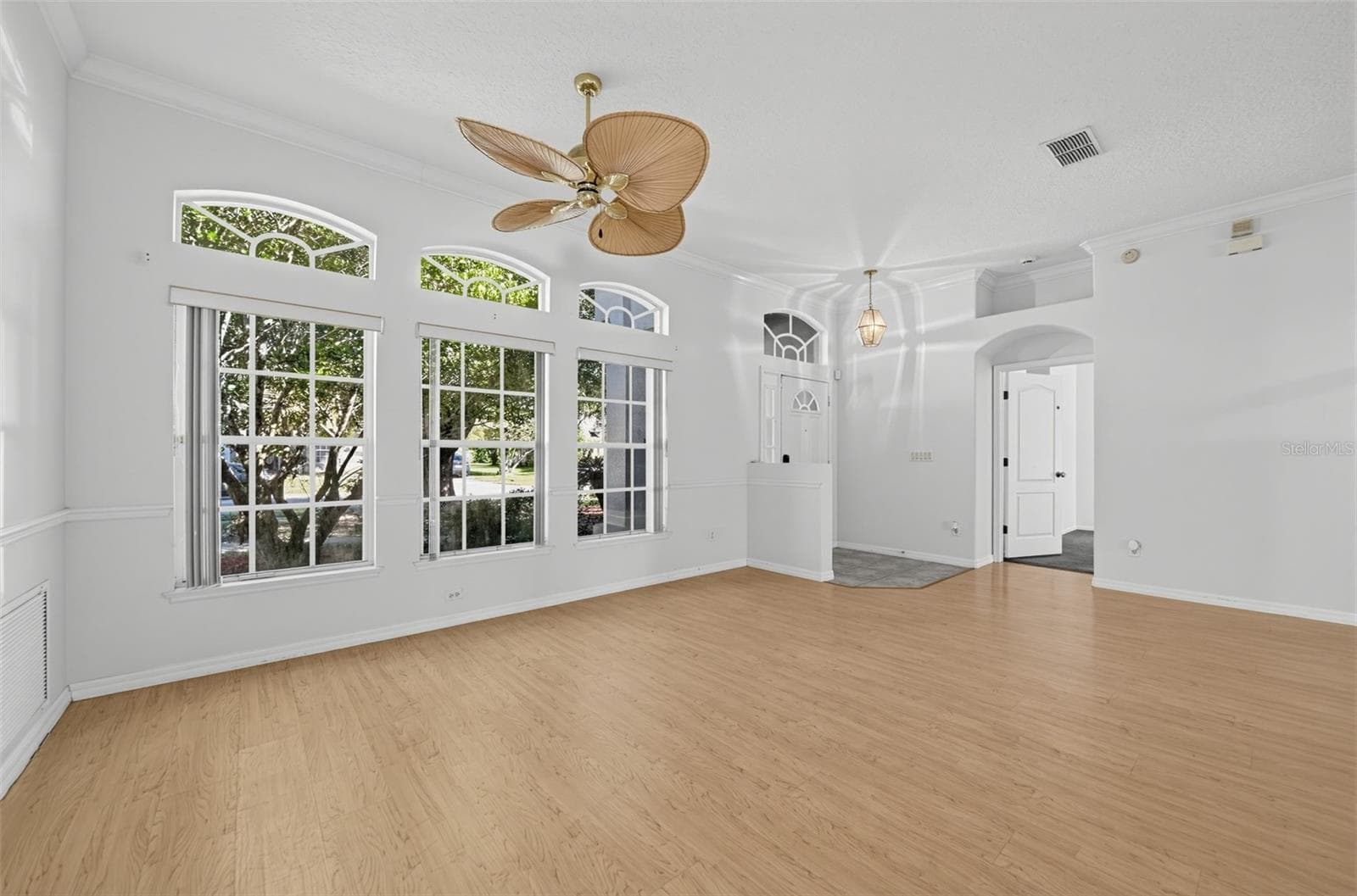 3 PANELED WINDOWS FACE THE FRONT OF HOME. THIS CAN BE A SEATING AREA/ DEN OR A FORMAL DINING ROOM. - 13838 RIVERPATH GROVE DR, ORLANDO