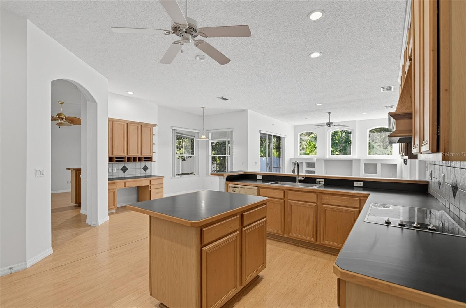 KITCHEN FLOWS SEAMLESSLY INTO FAILY ROOM. KITCHEN HAS PLENTY OF COUNTER SPACE AND CABINETS. - 13838 RIVERPATH GROVE DR, ORLANDO