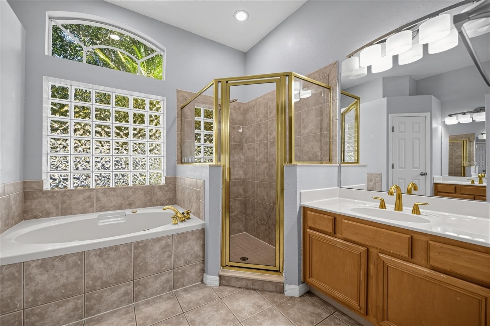 PRIMARY SUITE INCLUDES SOAKING TUB AND STANDUP SHOWER. - 13838 RIVERPATH GROVE DR, ORLANDO