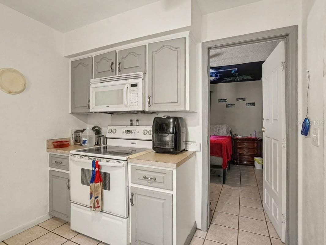 Single Family Residence at 6313 SWEETWATER DR E, LAKELAND, photo 11 of 29