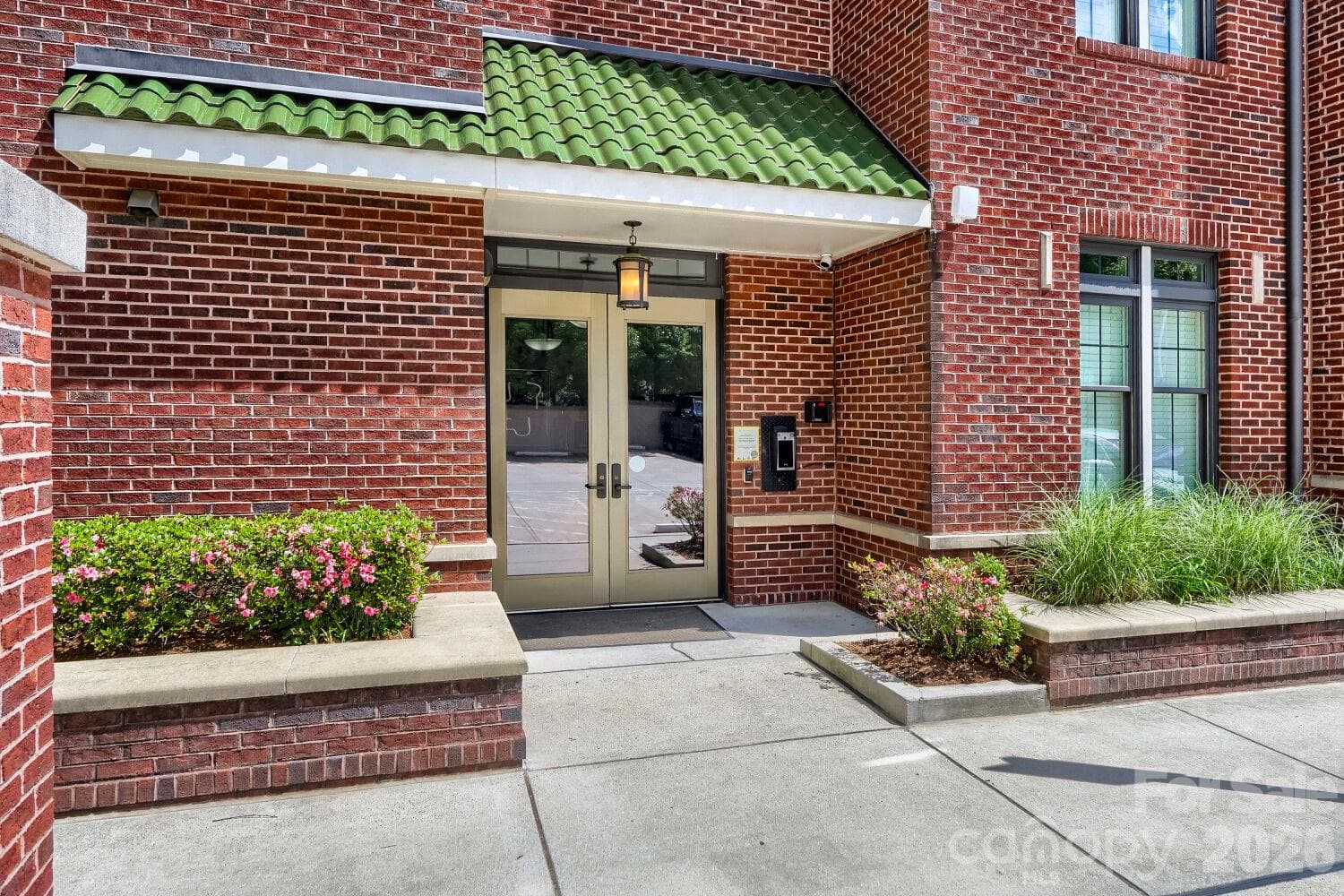 Inviting main entrance - 2810 Selwyn Avenue, Charlotte