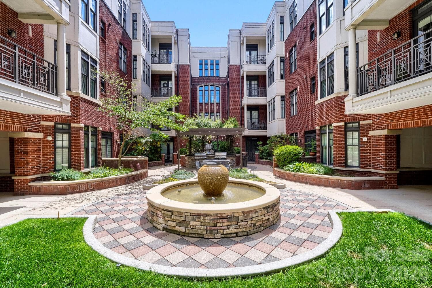 Community Courtyard - 2810 Selwyn Avenue, Charlotte