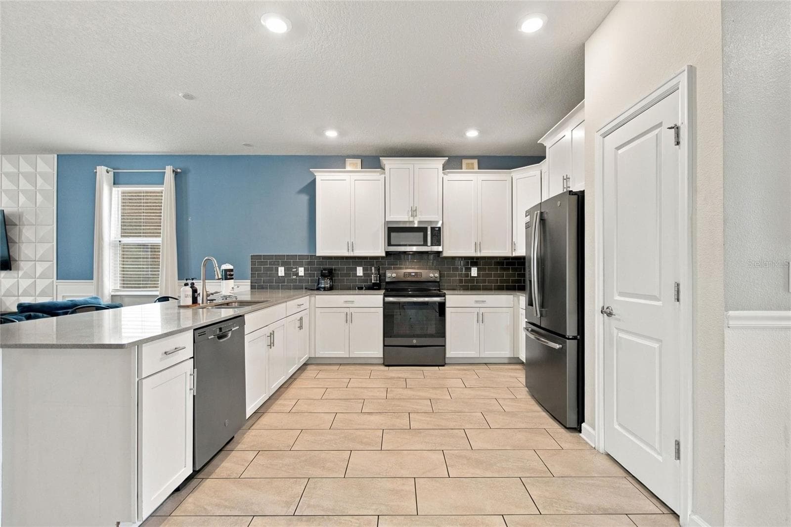 Single Family Residence at 531 PEBBLE BEACH DR, DAVENPORT, photo 14 of 63