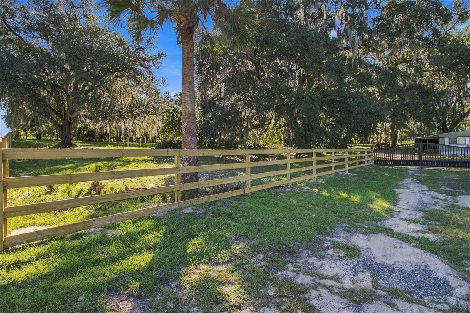 Front fence to the East - 2930 GRIFFIN AVE, LADY LAKE