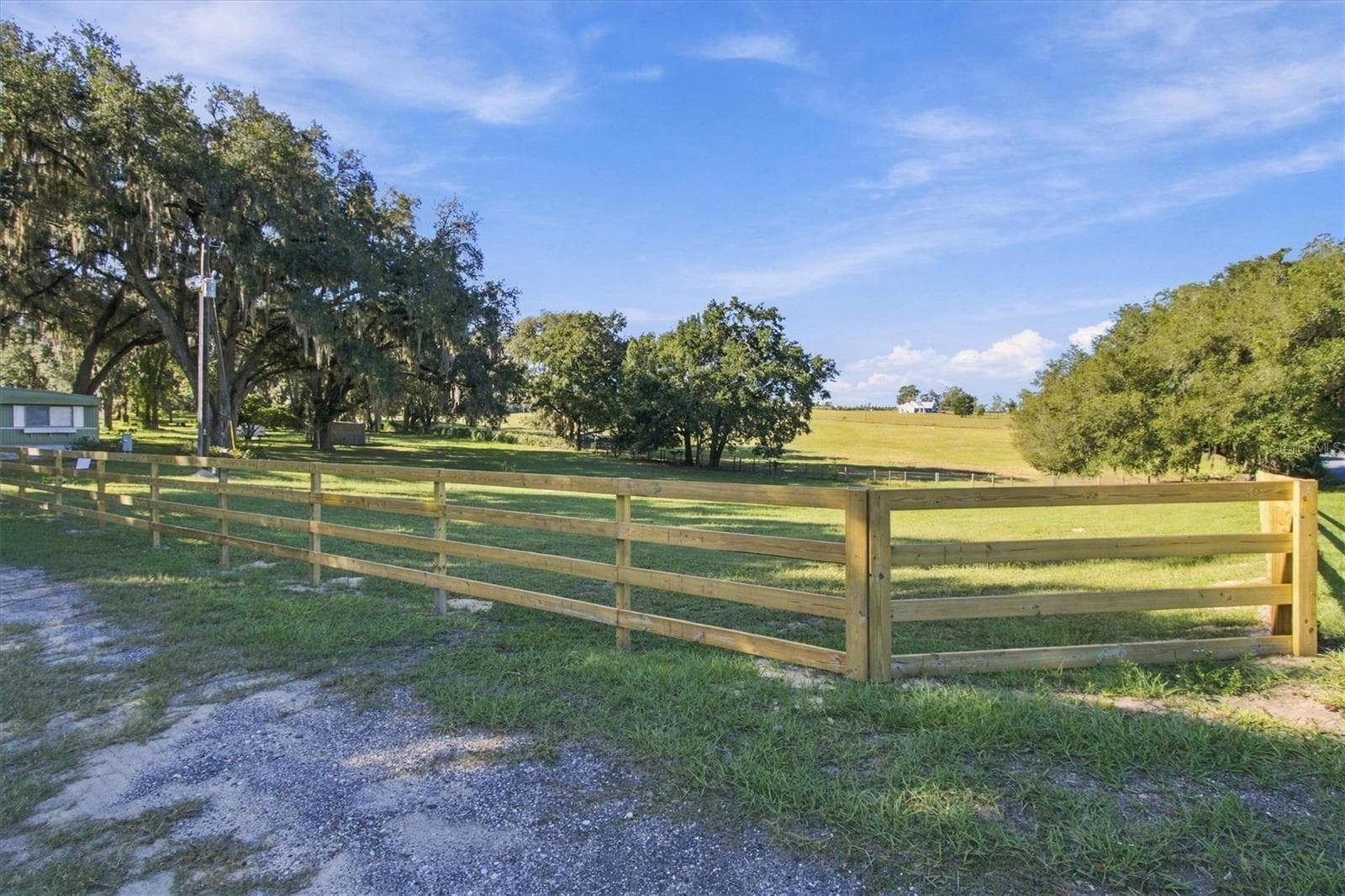 Front fence to the West - 2930 GRIFFIN AVE, LADY LAKE