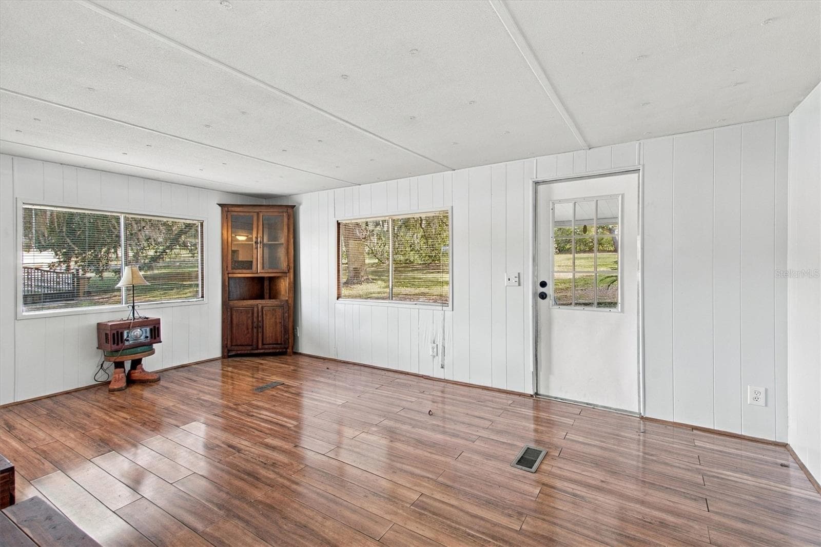 Living Room - 2930 GRIFFIN AVE, LADY LAKE