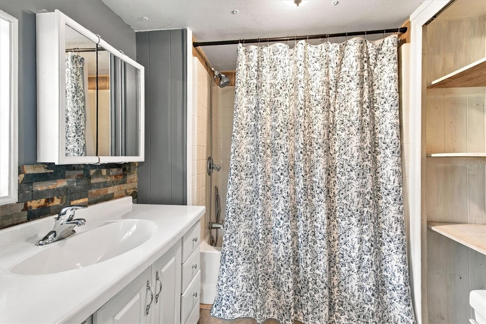 Bathroom - 2930 GRIFFIN AVE, LADY LAKE