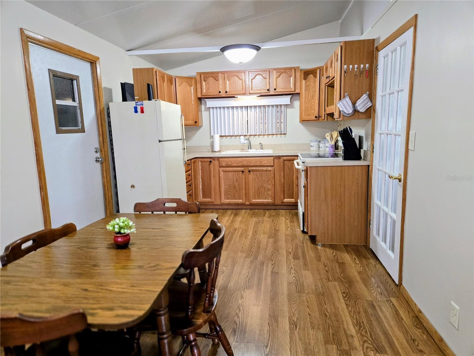 Manufactured Home at 39326 HOMECREST DR, ZEPHYRHILLS, photo 8 of 33