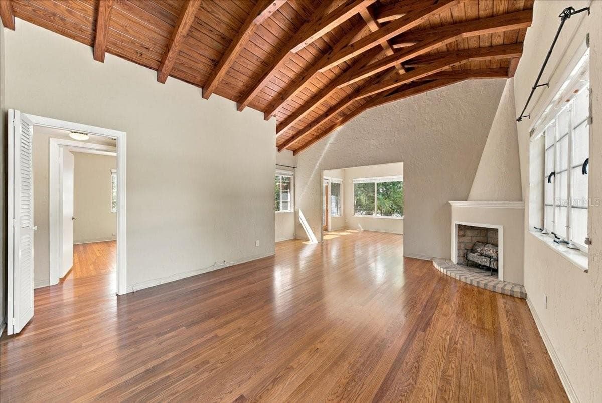 Stunning Vaulted Ceiling - 240 23RD AVE S, ST PETERSBURG