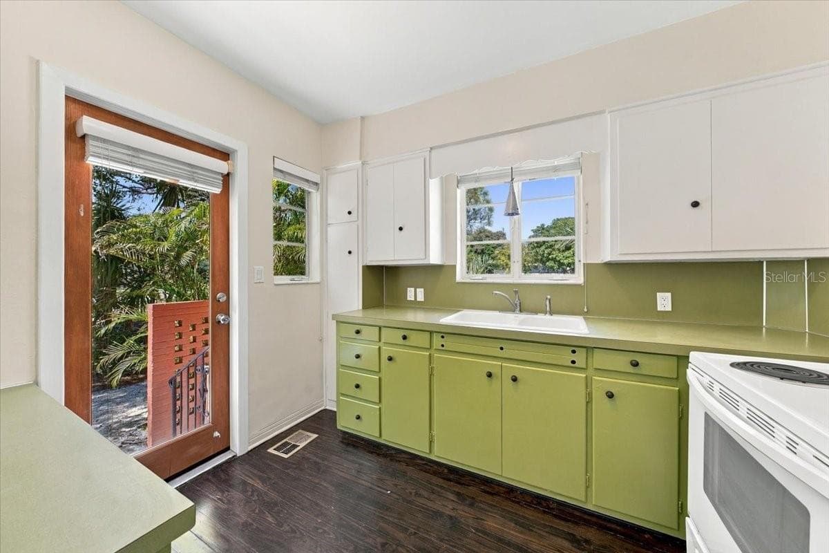 Single Family Residence at 240 23RD AVE S, ST PETERSBURG, photo 6 of 34