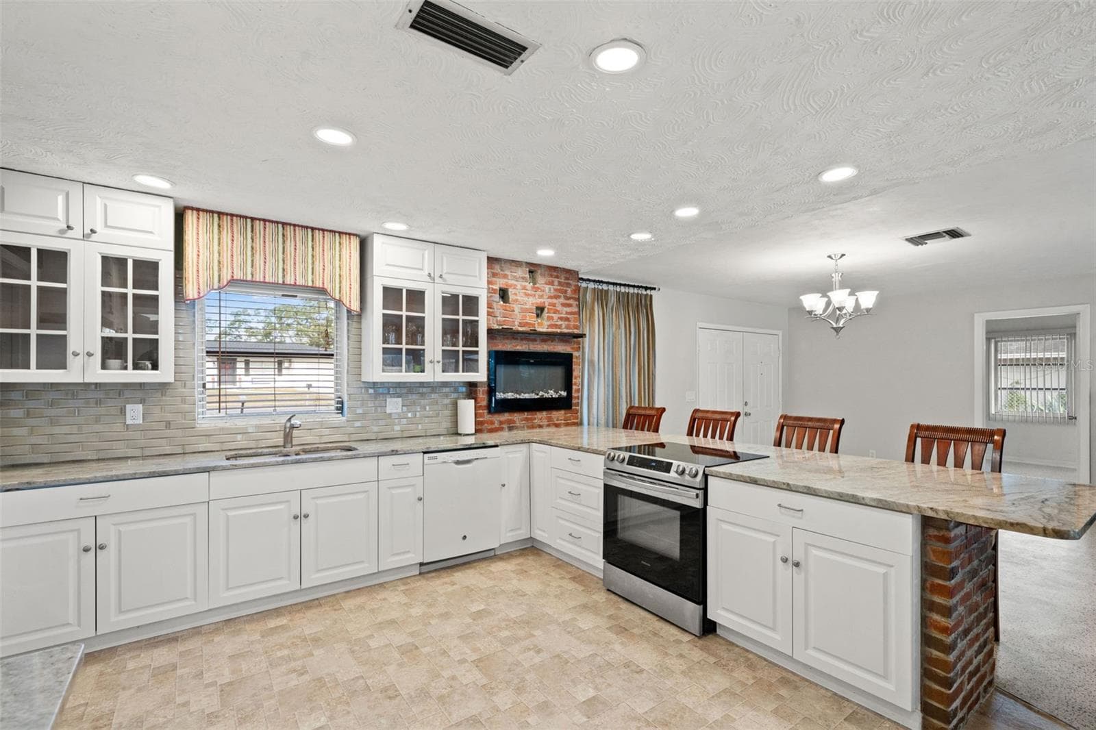 Single Family Residence at 6422 FAIRLAWN ST, SPRING HILL, photo 9 of 38