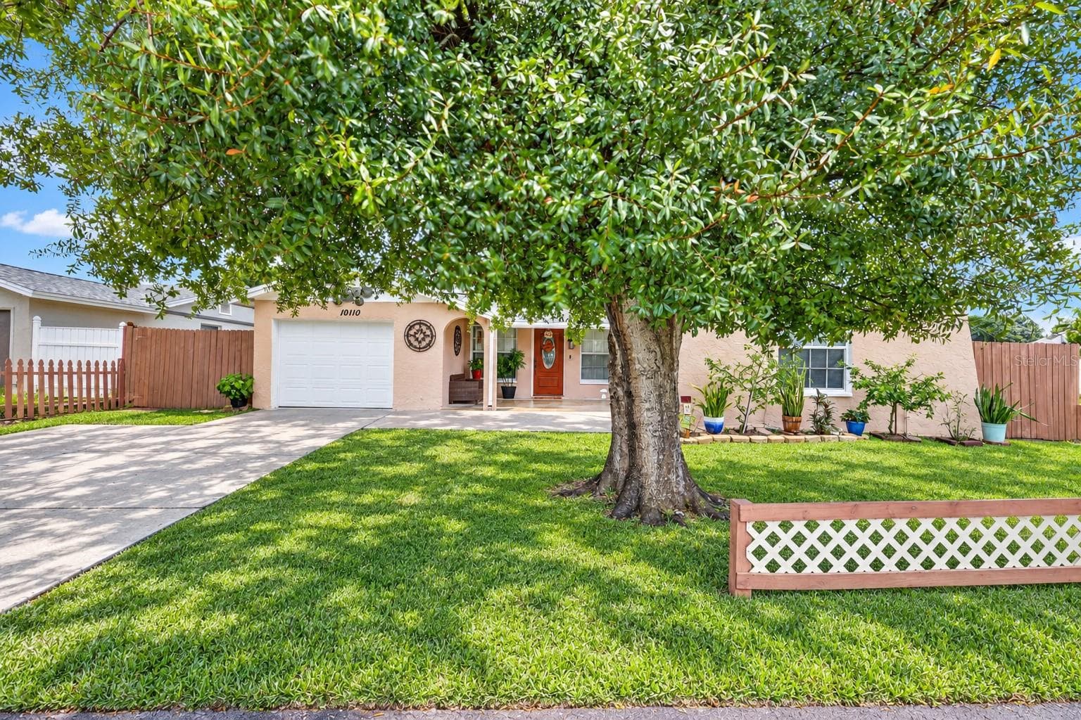 Single Family Residence at 10110 MOORES MILL CT, TAMPA, photo 2 of 31