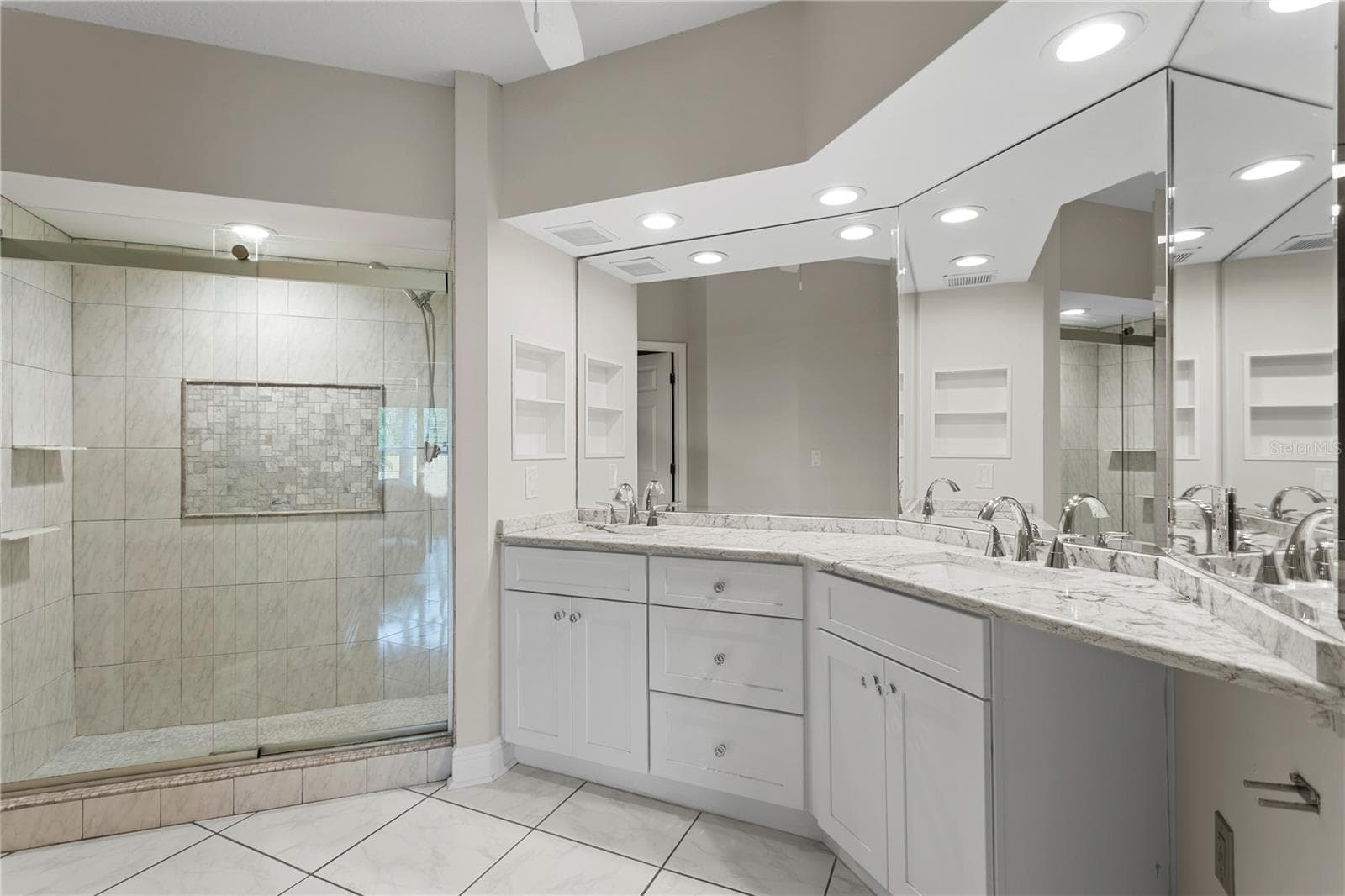 En Suite Bath - 11301 HARBOR WAY #1744, LARGO