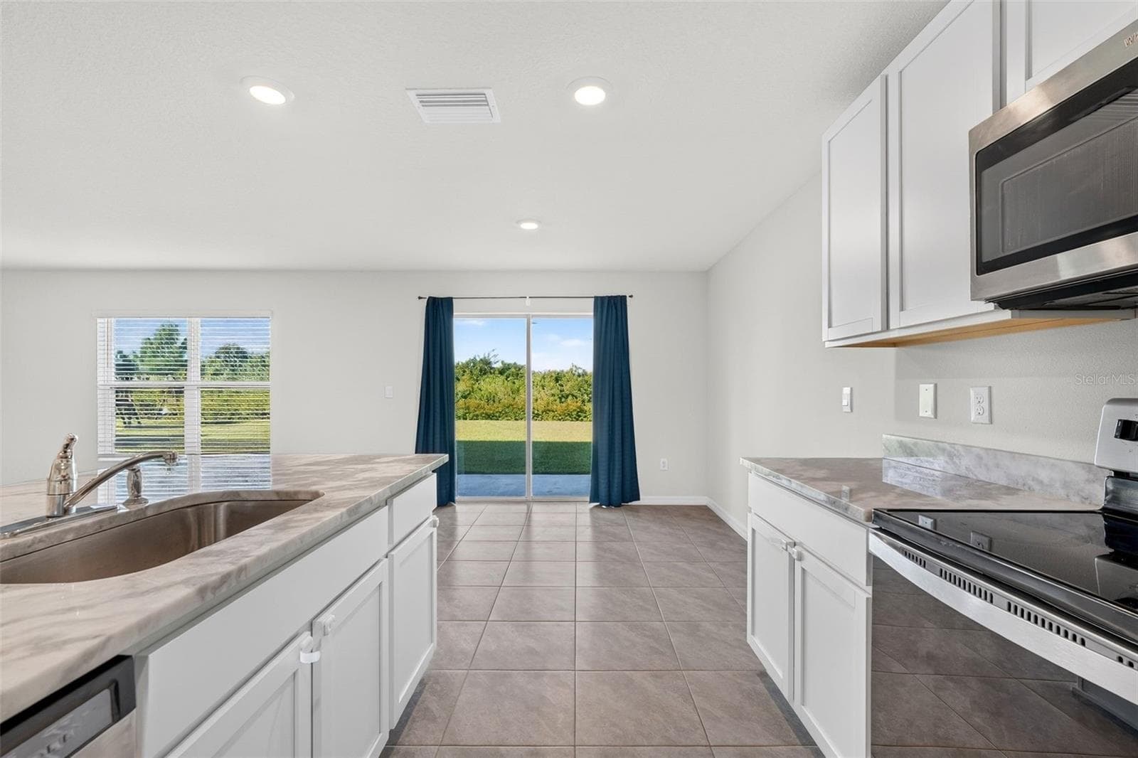 Single Family Residence at 5809 FLAGSTONE TRL, PALMETTO, photo 11 of 50