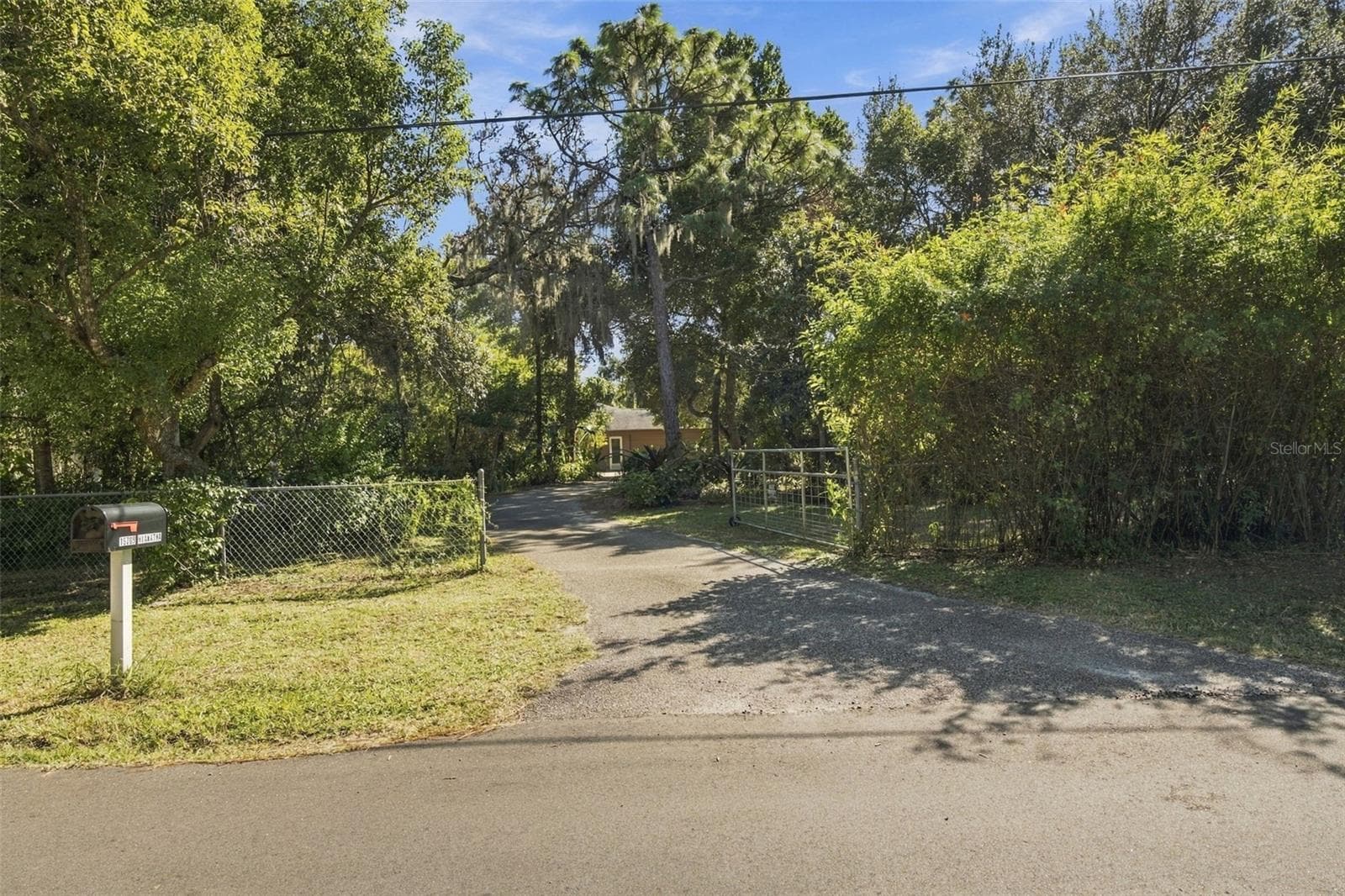 Driveway to two car garage - 19709 HIAWATHA RD, ODESSA