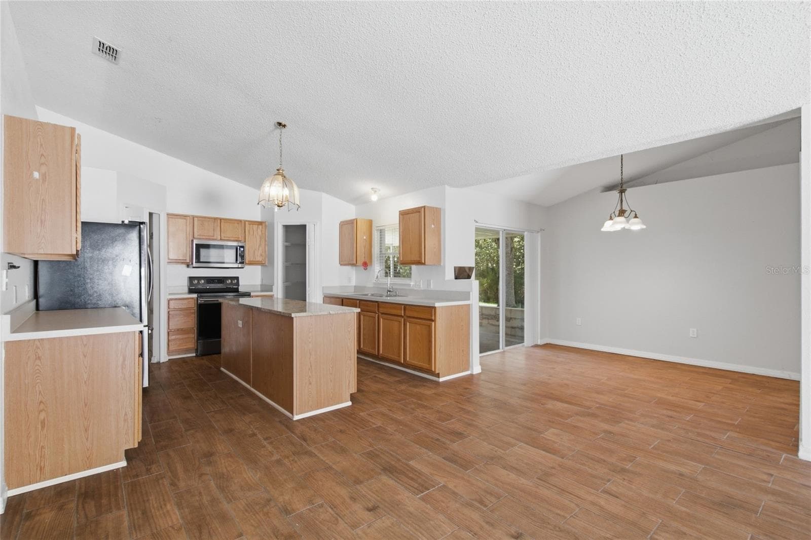 Single Family Residence at 760 PALAISEAU CT, KISSIMMEE, photo 7 of 44
