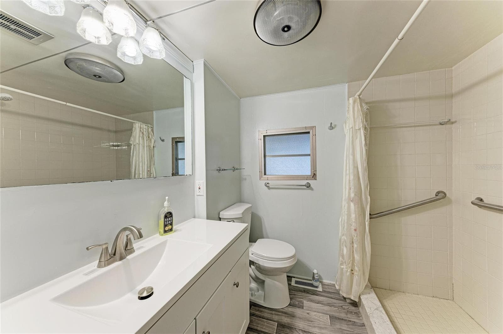 Full bathroom - 4924 OAKLAND HILLS AVE, SARASOTA