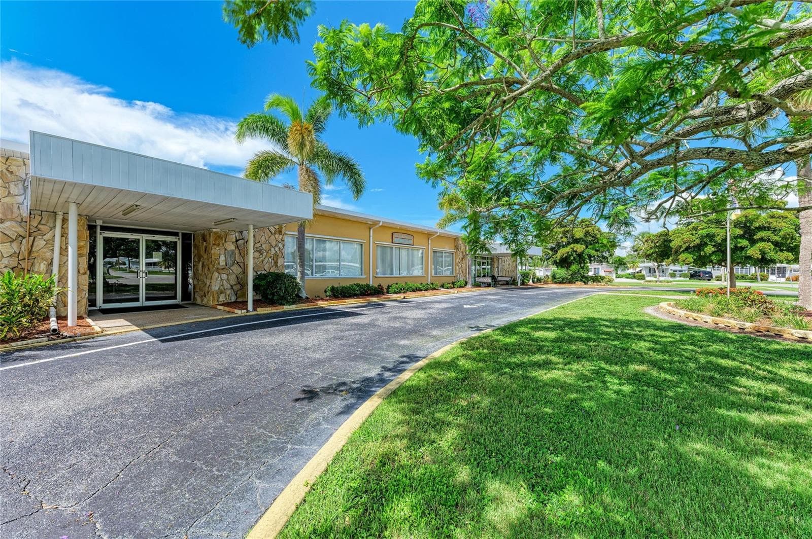 Tri-Par office and community center - 4924 OAKLAND HILLS AVE, SARASOTA