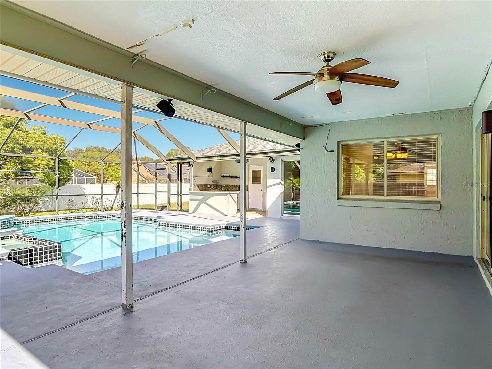 Outdoor Living Area - 510 BROKENSHIRE DR, DEBARY