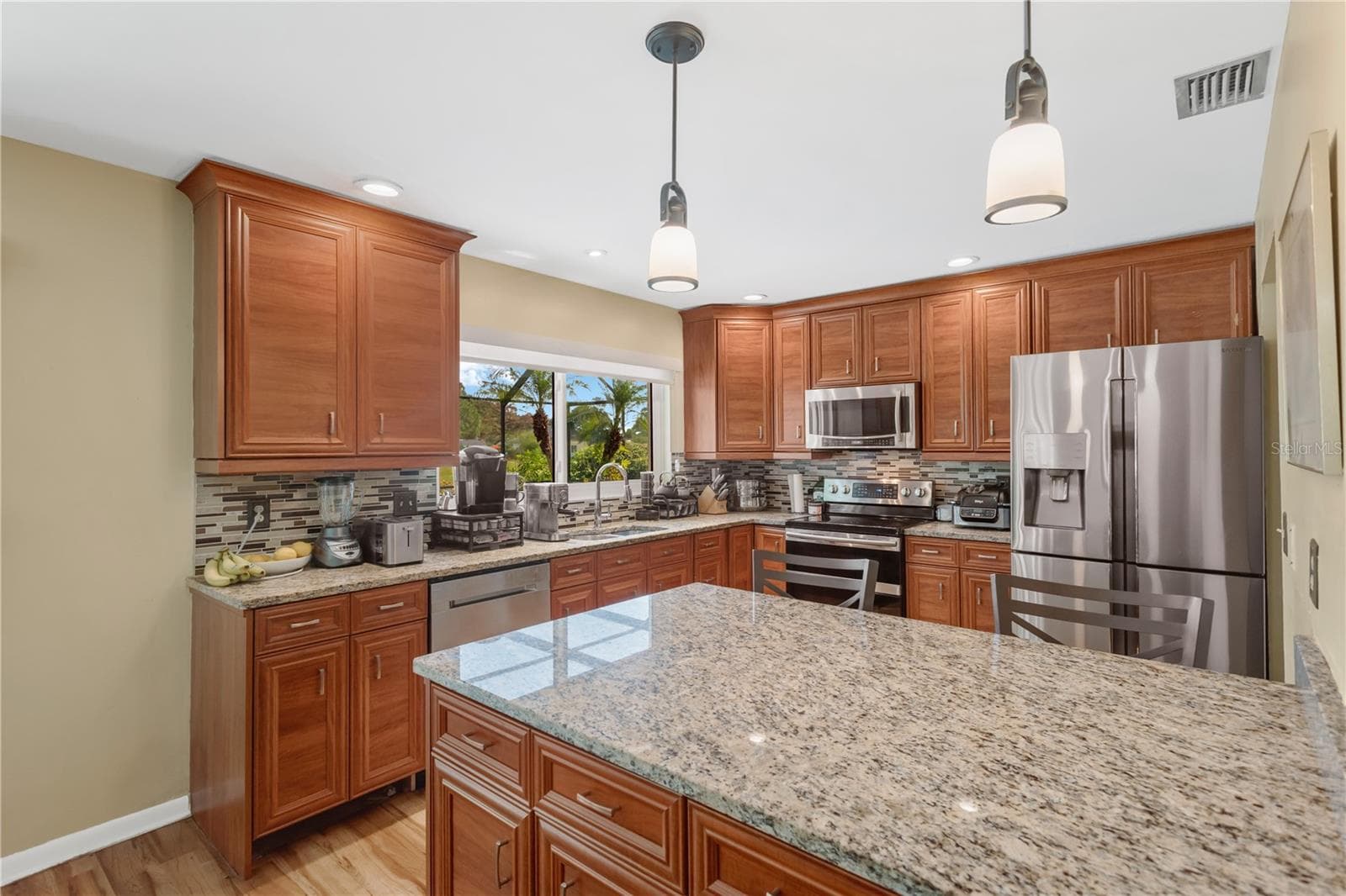 Kitchen w/ pennisula - 16407 W COURSE DR, TAMPA