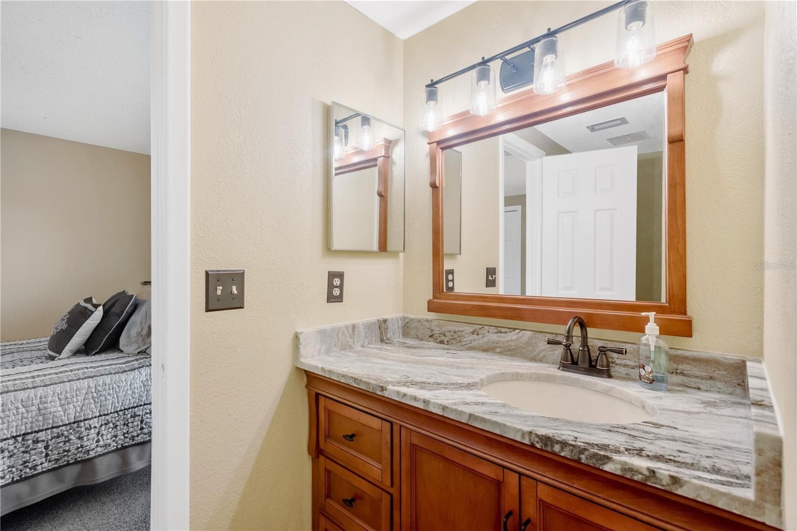 Jack n Jill bath - 16407 W COURSE DR, TAMPA