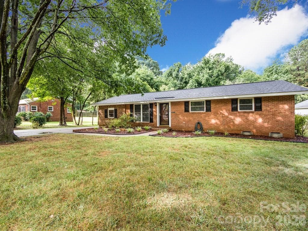Single Family Residence at 4320 Craig Avenue, Charlotte, photo 2 of 15