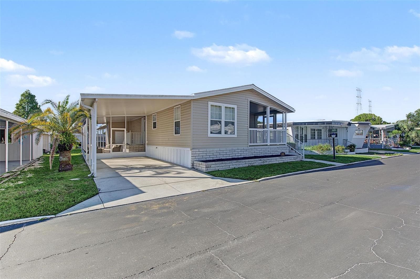 Manufactured Home at 20000 US HIGHWAY 19 N #705, CLEARWATER, photo 4 of 39