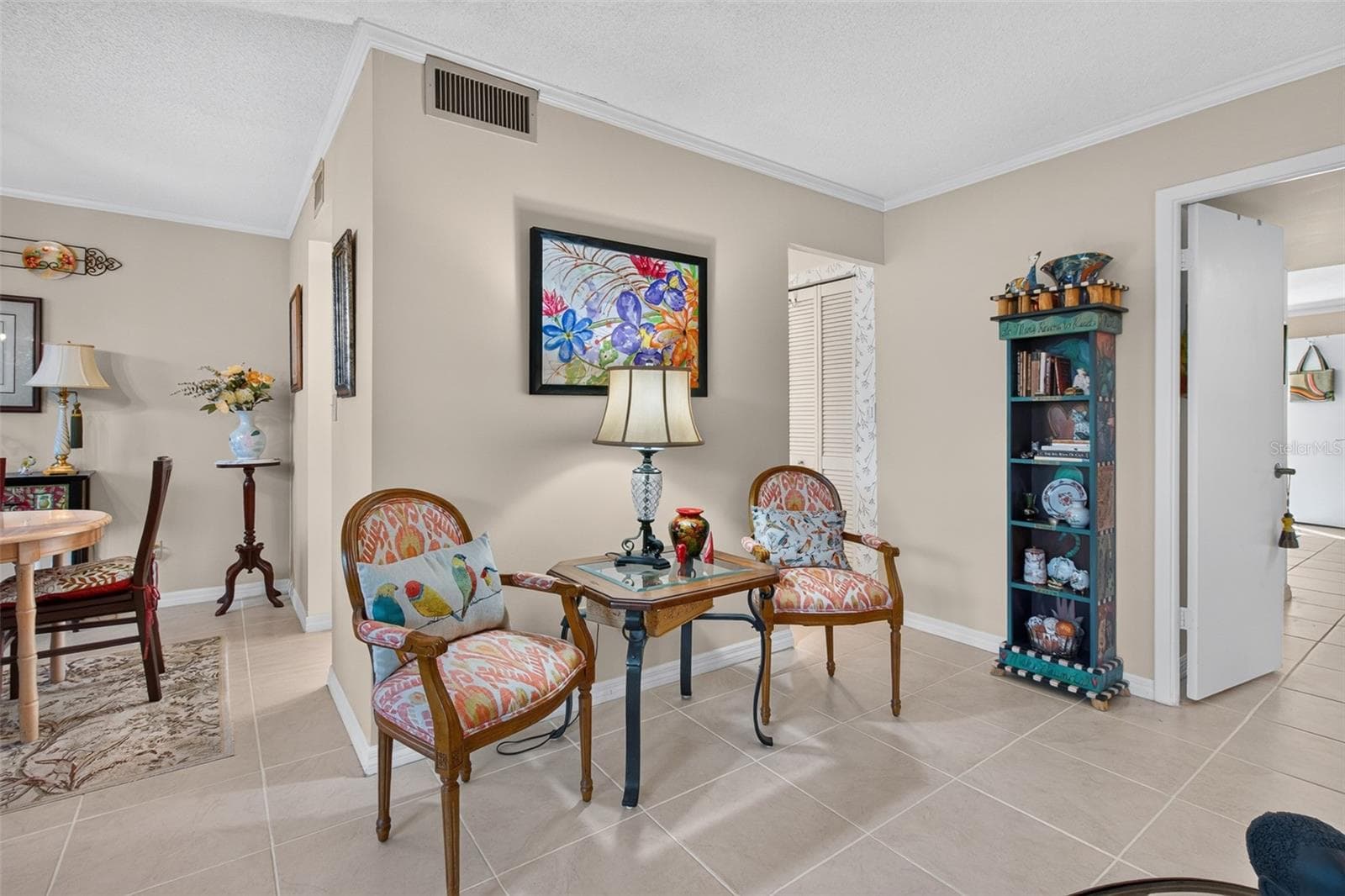 Neutral wall colors for any palette - 5095 BAY ST NE #104, ST PETERSBURG