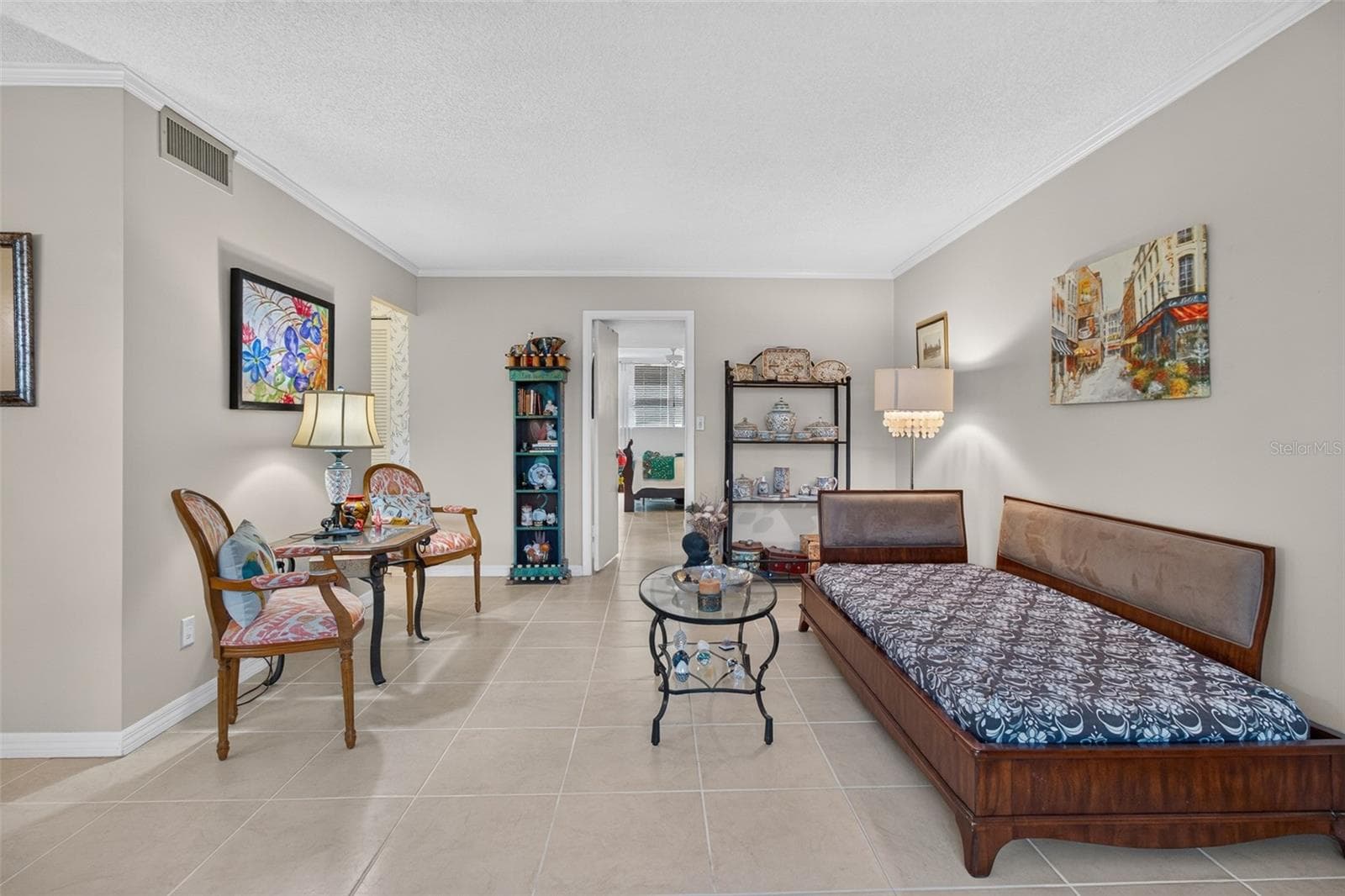 Plenty of space to create your living room - 5095 BAY ST NE #104, ST PETERSBURG
