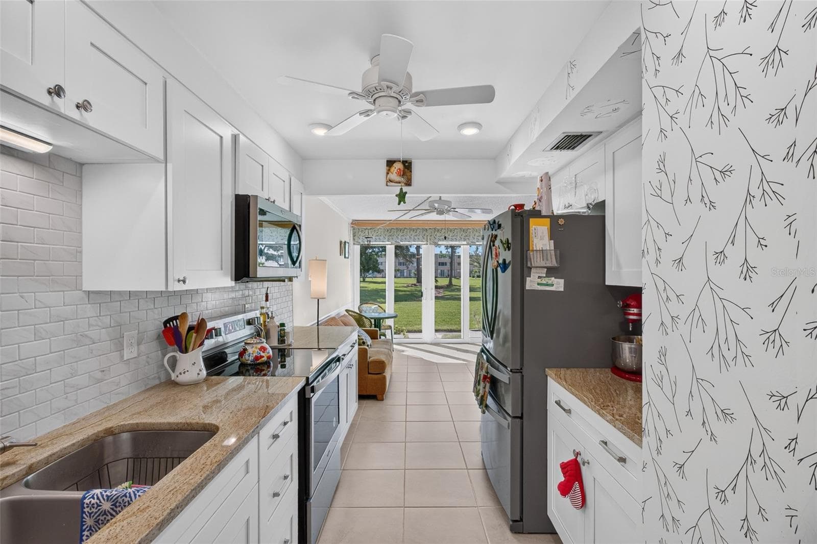 Updated kitchen - 5095 BAY ST NE #104, ST PETERSBURG