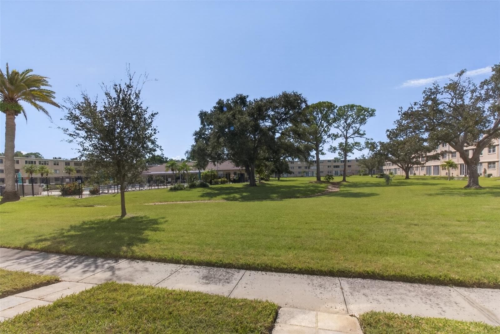 Courtyard view - 5095 BAY ST NE #104, ST PETERSBURG