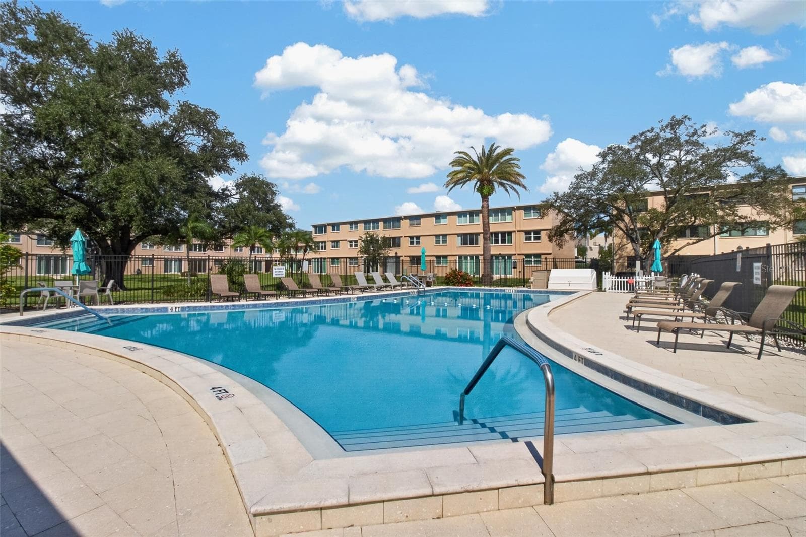 Pool, cookouts, and friends - 5095 BAY ST NE #104, ST PETERSBURG