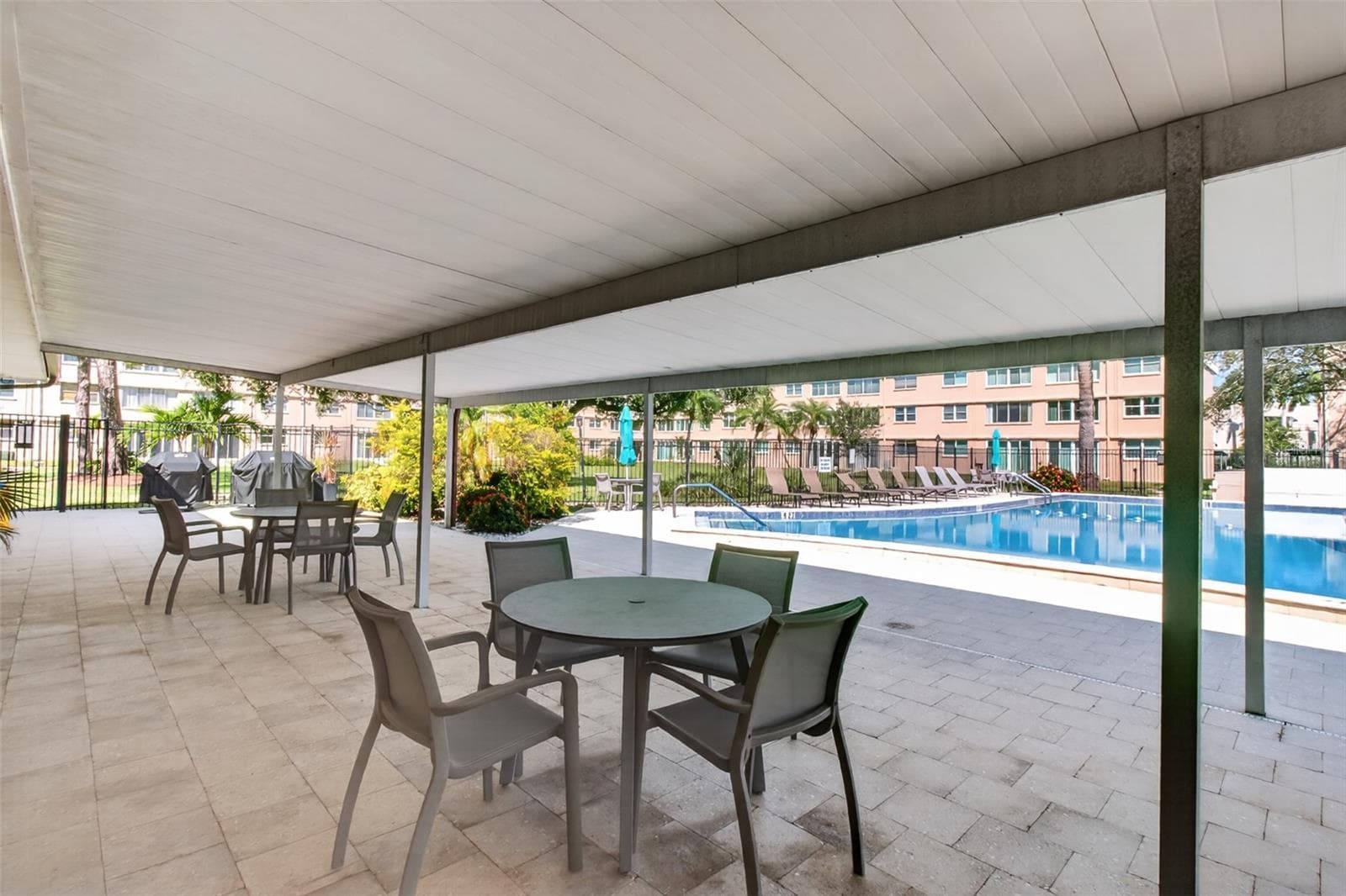 Alfresco dining by the pool - 5095 BAY ST NE #104, ST PETERSBURG