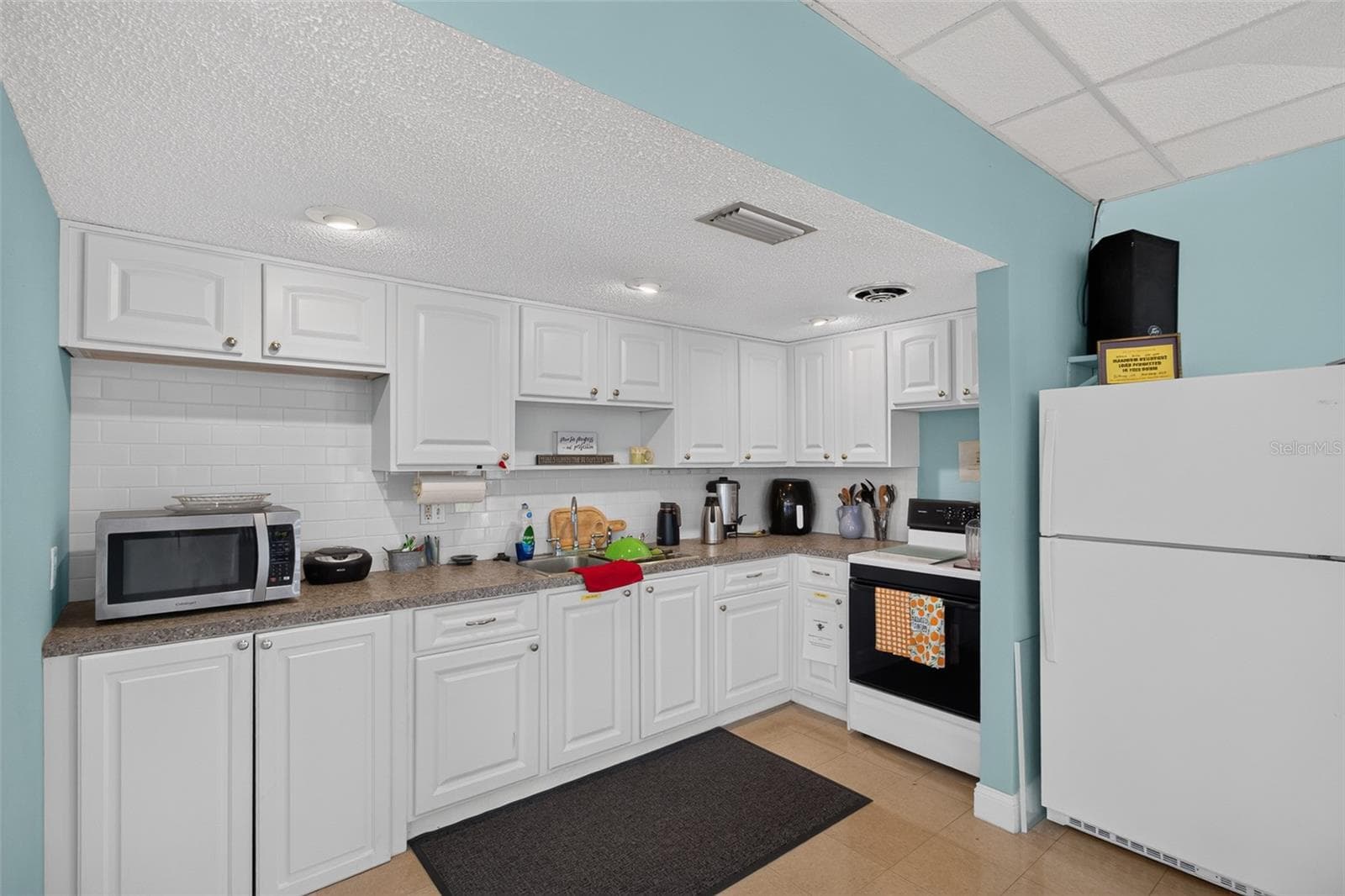 Clubhouse kitchen for parties - 5095 BAY ST NE #104, ST PETERSBURG
