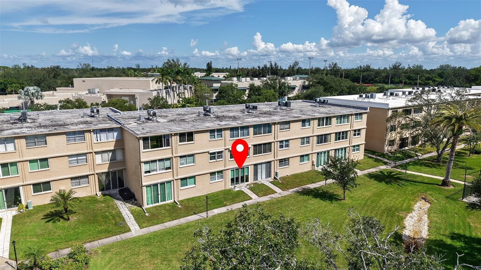 View of condo and courtyard with sidewalks - 5095 BAY ST NE #104, ST PETERSBURG