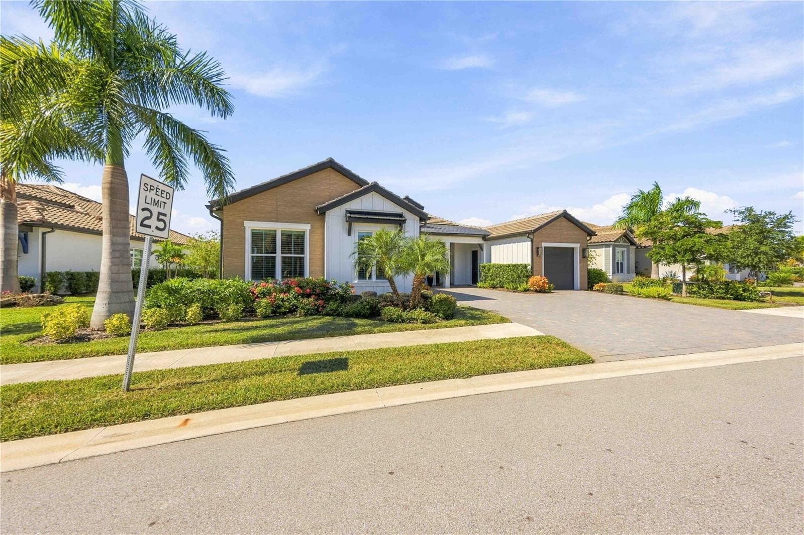 Single Family Residence at 18035 HOME RUN DR, VENICE, photo 4 of 86