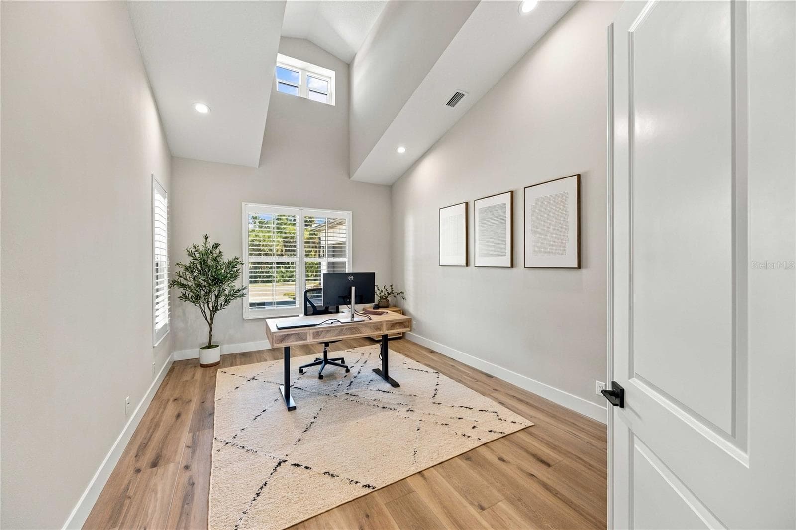 Single Family Residence at 18035 HOME RUN DR, VENICE, photo 27 of 86