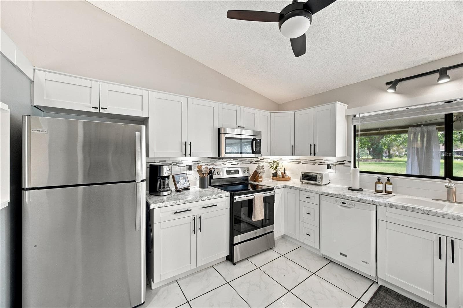 Kitchen - 4008 SHORESIDE CIR, TAMPA