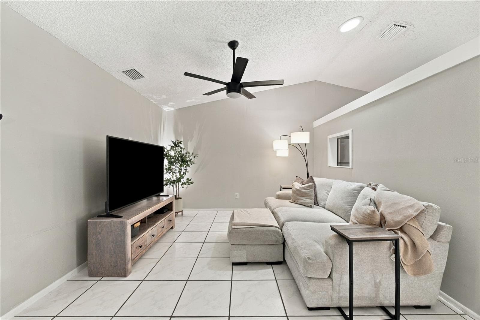 Living Room - 4008 SHORESIDE CIR, TAMPA