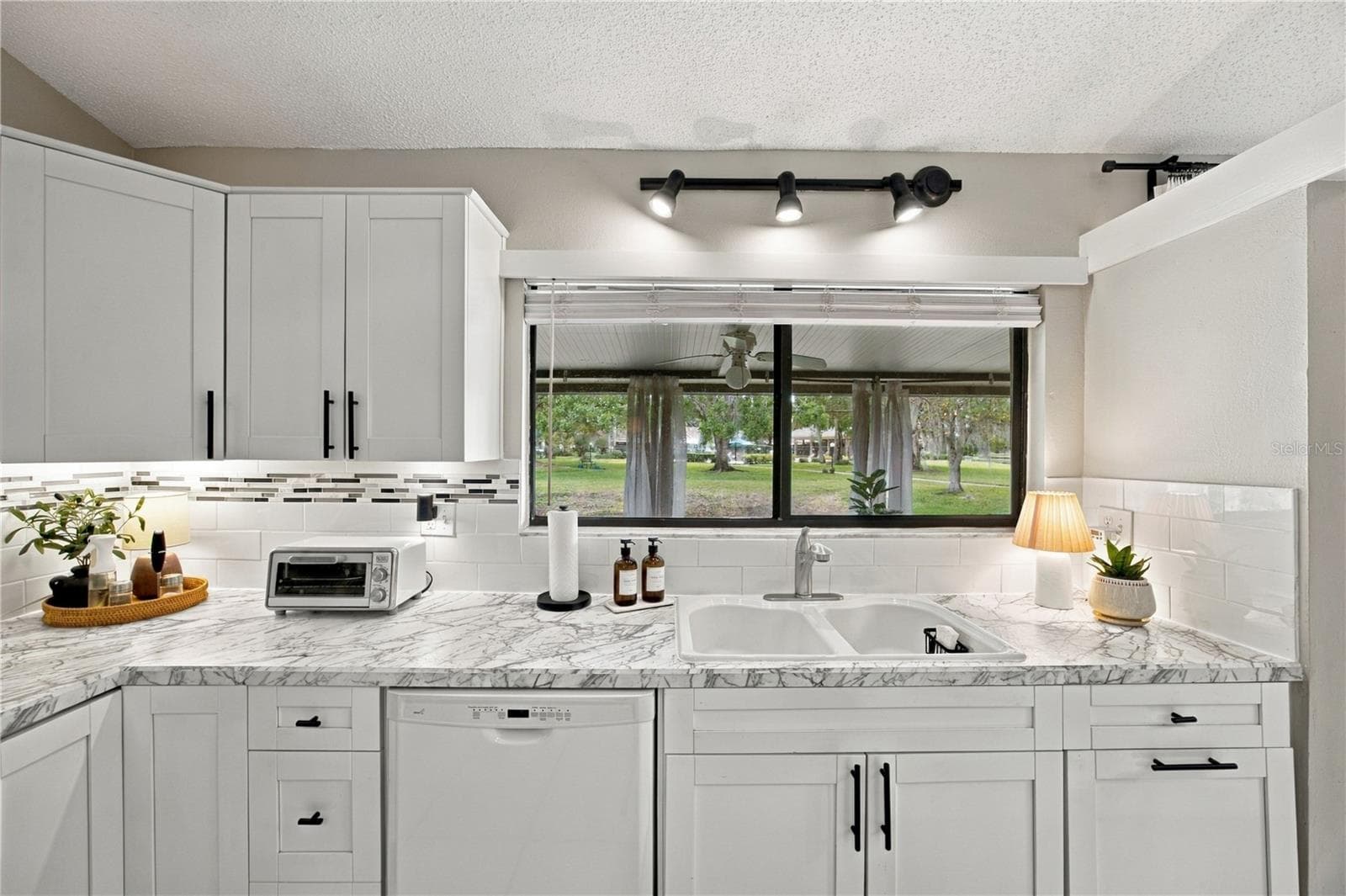 Kitchen facing patio - 4008 SHORESIDE CIR, TAMPA