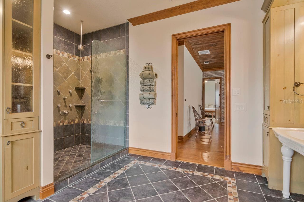 Primary bath - 109 OLD OAK LN, PALM HARBOR