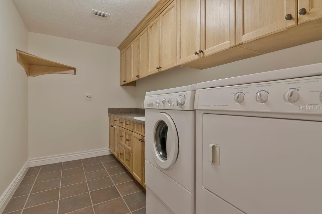 In law suite. Downstairs. - 109 OLD OAK LN, PALM HARBOR