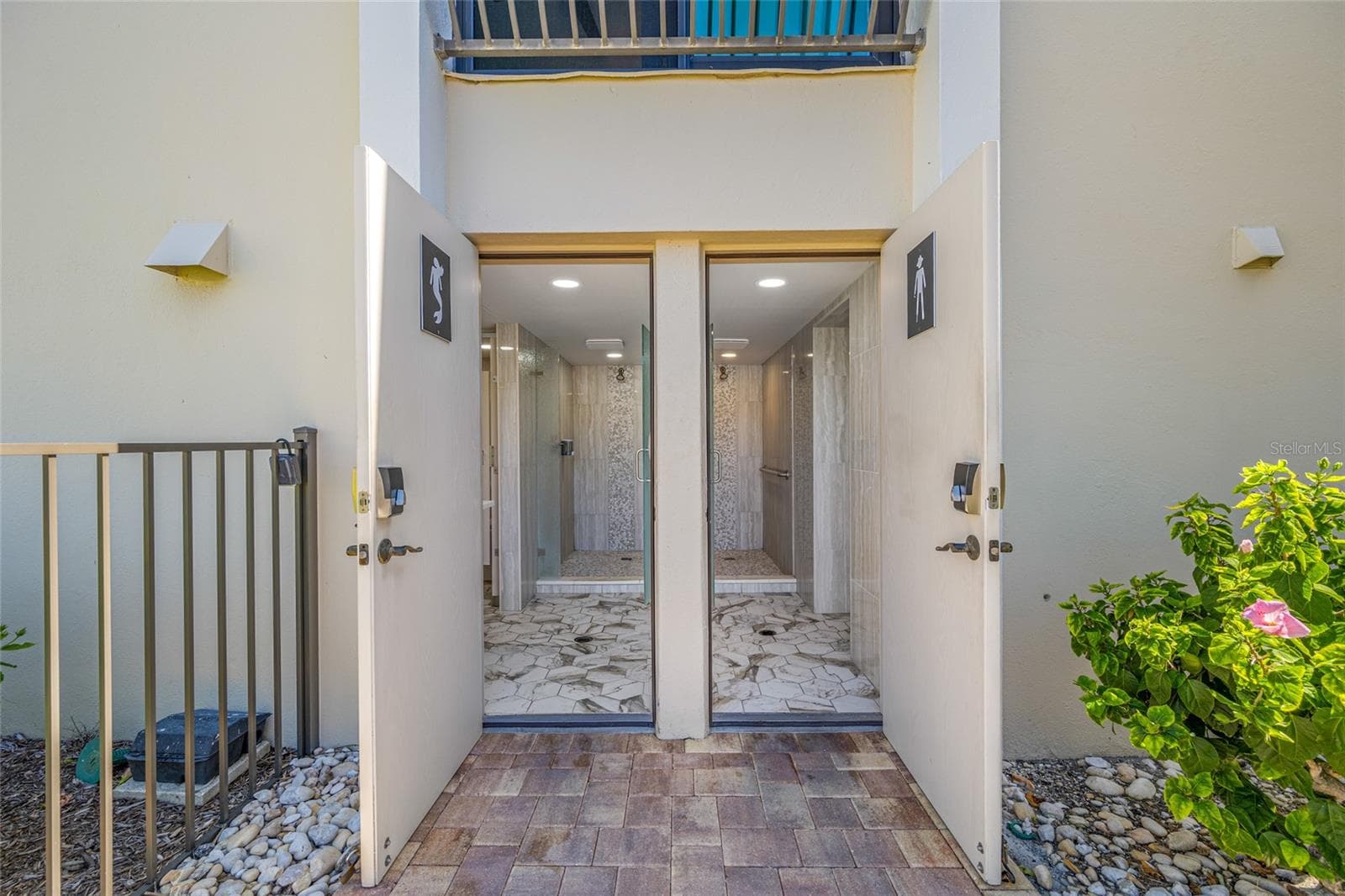 Community Bathrooms/Showers - 865 S GULFVIEW BLVD #202, CLEARWATER
