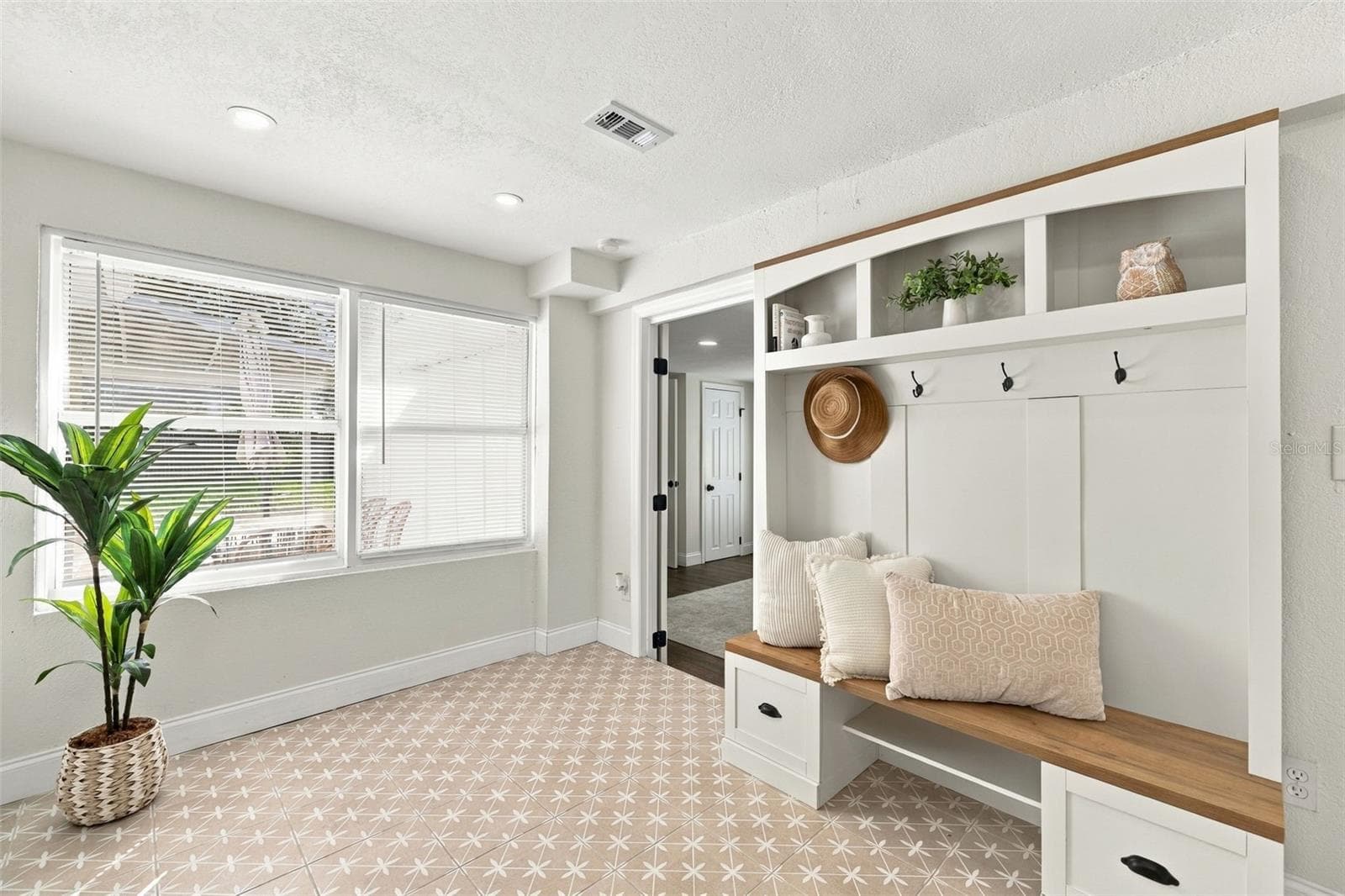 Foyer - 1548 CANTERBURY RD N, ST PETERSBURG