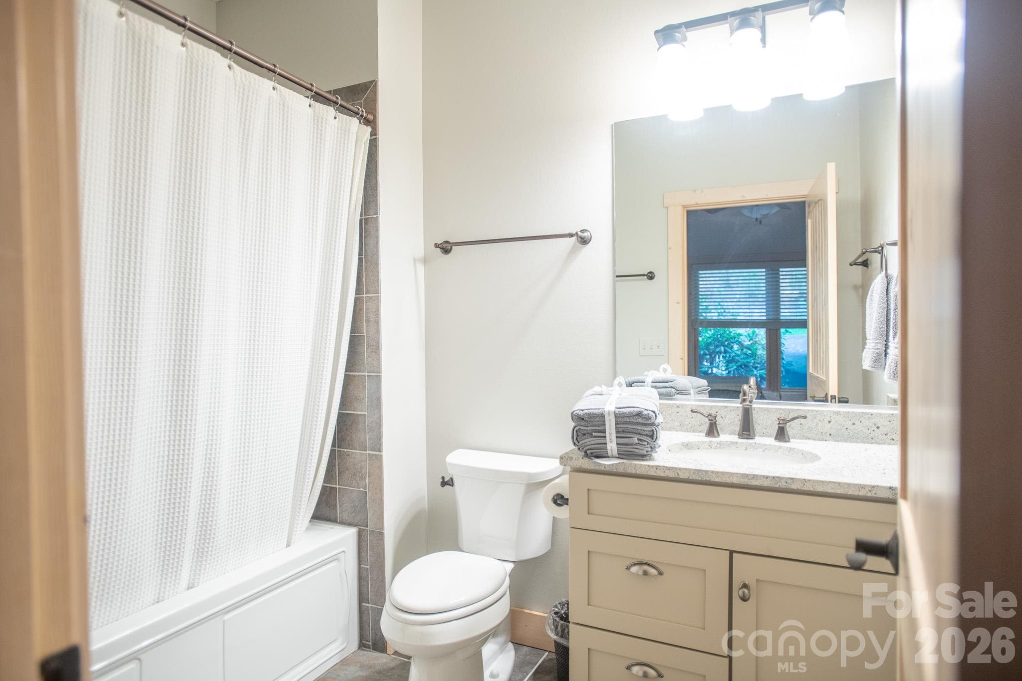 Guest en suite bathroom - 350 Celo Cove Drive, Burnsville