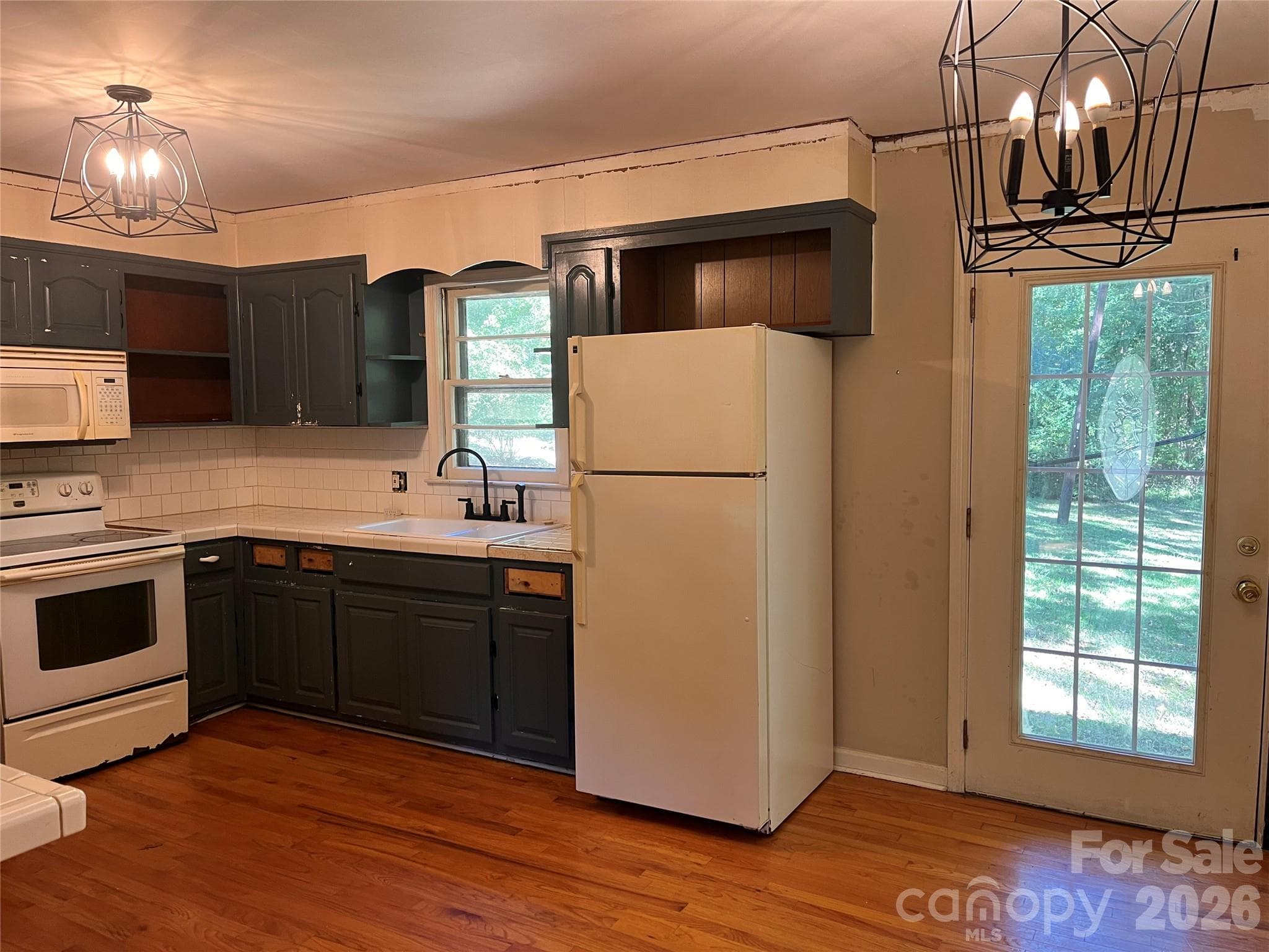 Single Family Residence at 1609 University Park Drive, Lancaster, photo 4 of 14