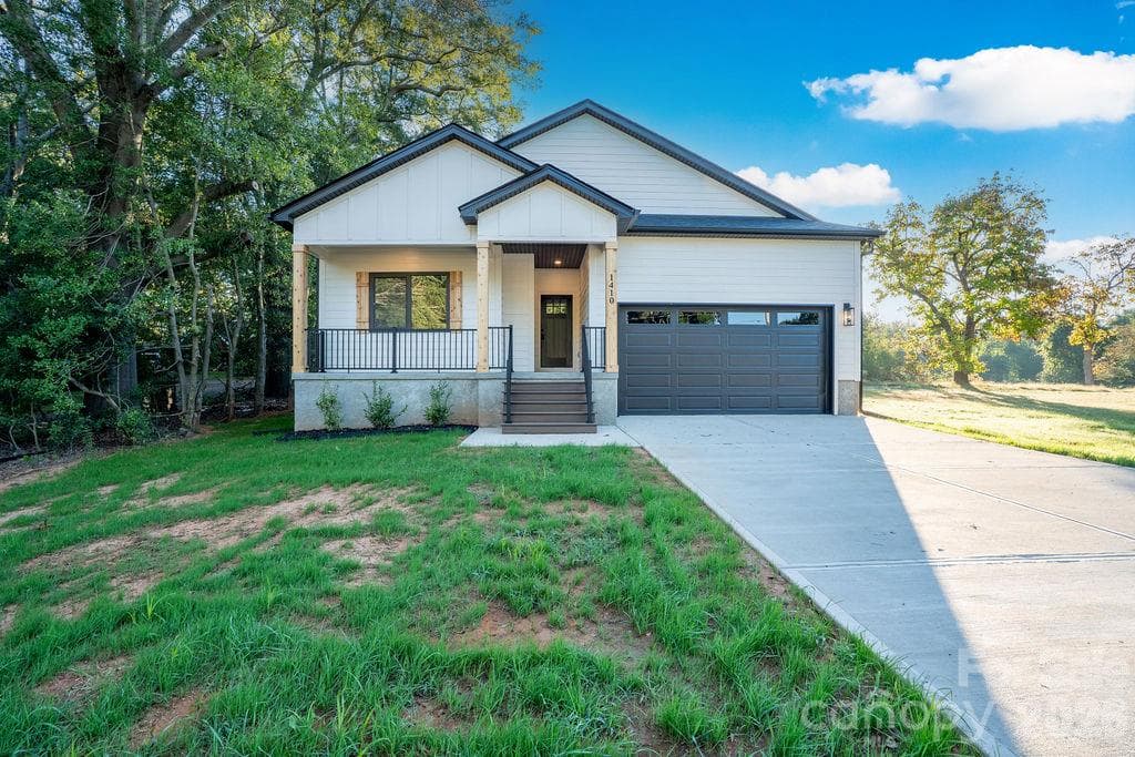 Single Family Residence at 1410 Modena Street, Gastonia, photo 2 of 34