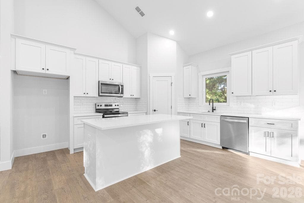 Single Family Residence at 1410 Modena Street, Gastonia, photo 6 of 34