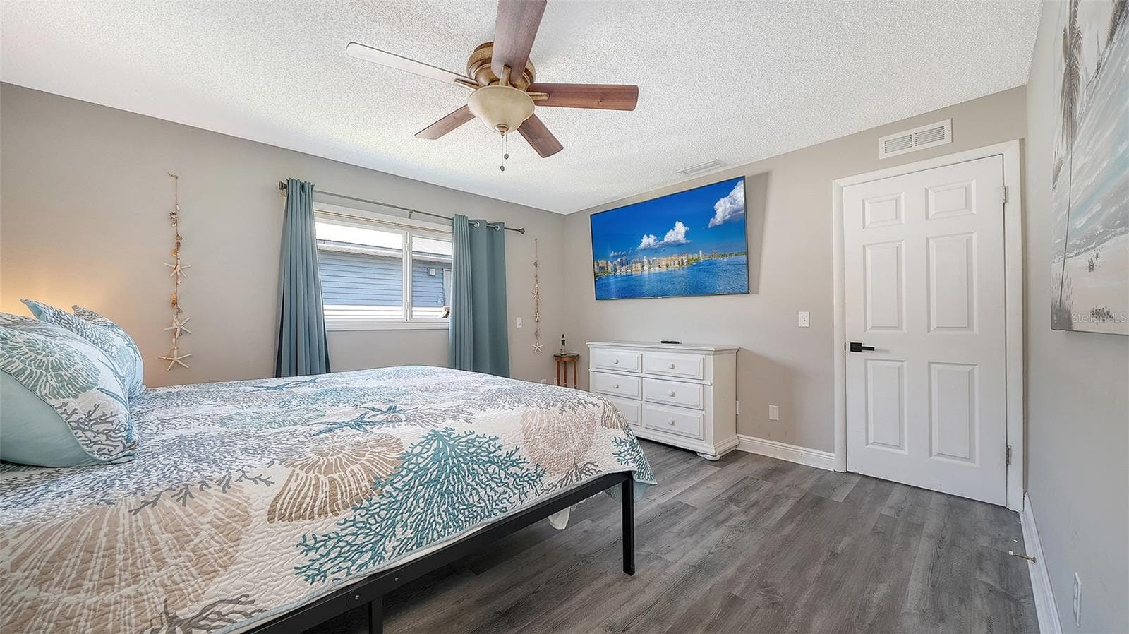 Unit A, Primary Suite. - 2514 AVENUE B, BRADENTON BEACH