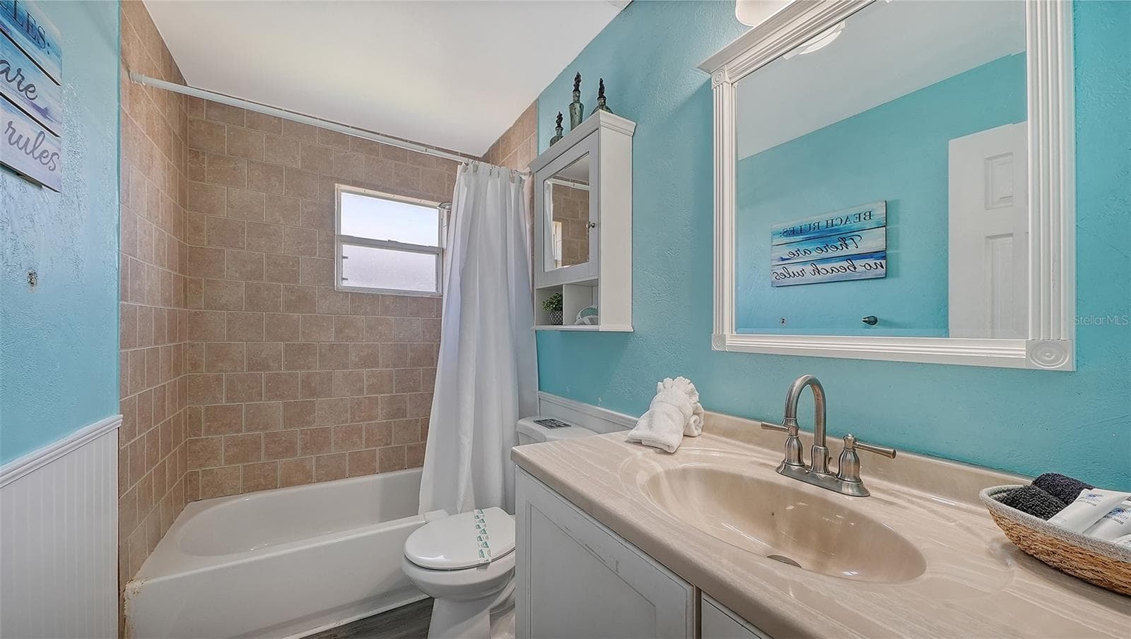 Unit A, Guest Bathroom. - 2514 AVENUE B, BRADENTON BEACH
